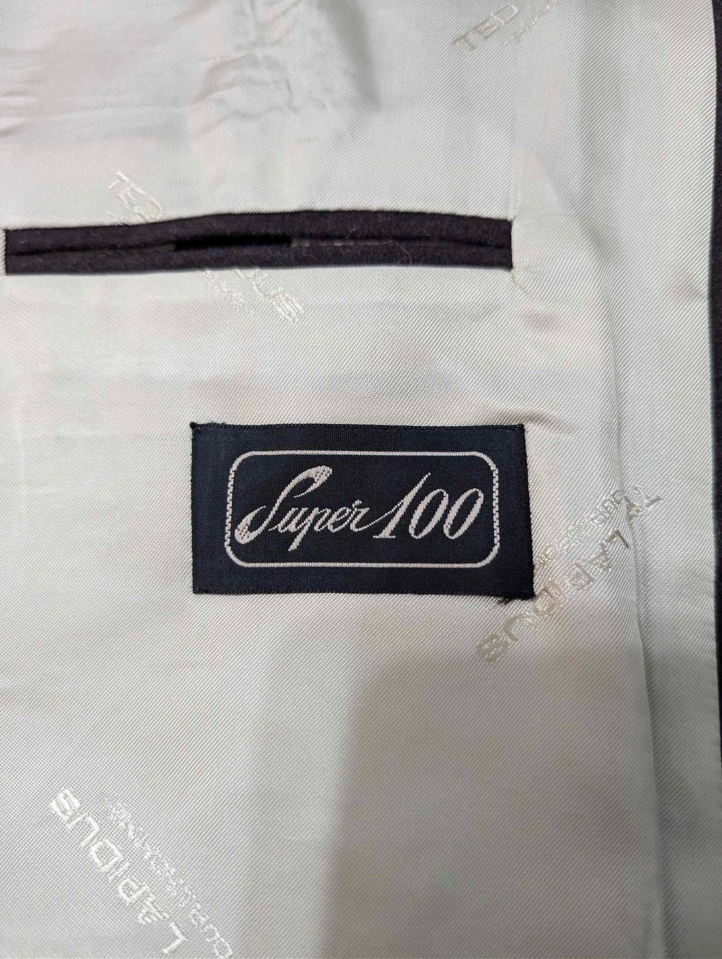 Außergewöhnlicher, zweireihiger, violetter Anzug aus schwerem Flanell