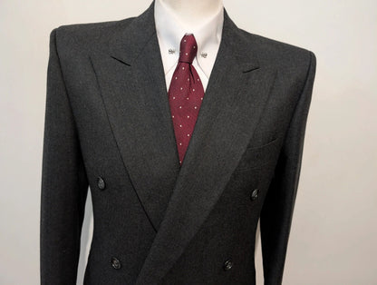 Élégant costume croisé gris en flanelle