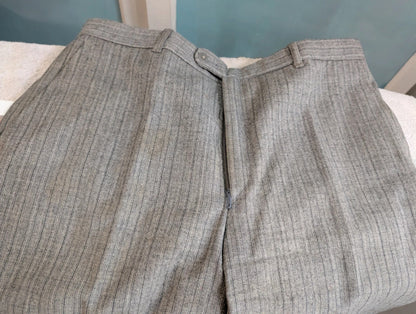 Gentil costume gris a rayure en flanelle