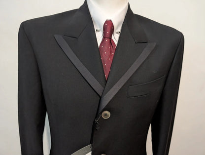 Méchant costume noir en laine