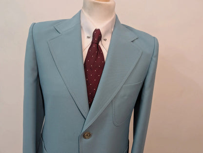 Lumineux costume bleu clair