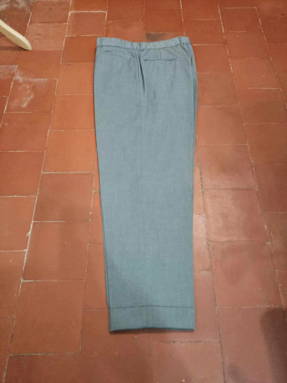 Triste costume gris en laine fine