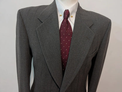 Élégant costume gris a rayure en flanelle