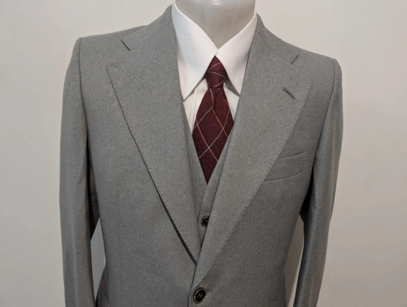 Sympathique costume 3 piece gris en flanelle
