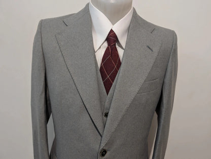 Sympathique costume 3 piece gris en flanelle