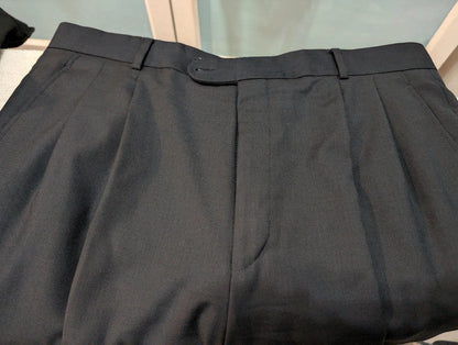 Élégant costume croisé bleu marine en laine