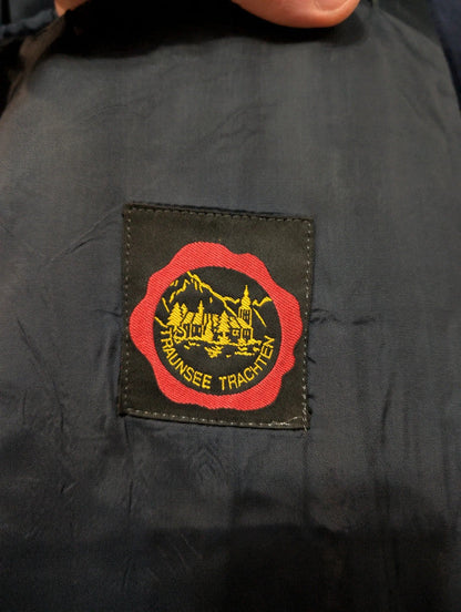 Élégant costume autrichien en laine