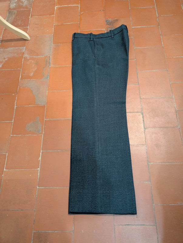 Triste costume gris en laine