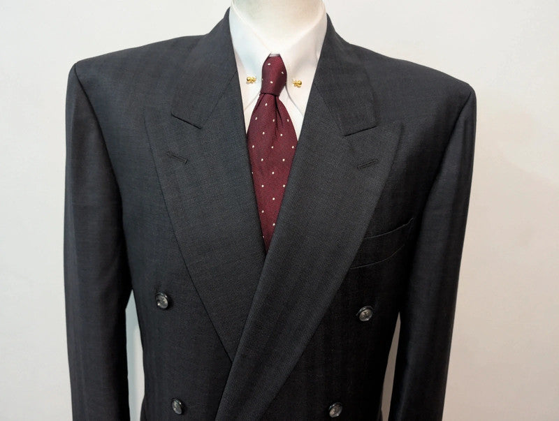 Redoutable costume croisé gris en laine