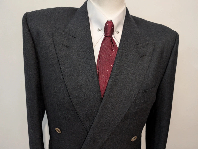 Surprenant costume croisé gris en flanelle lourde