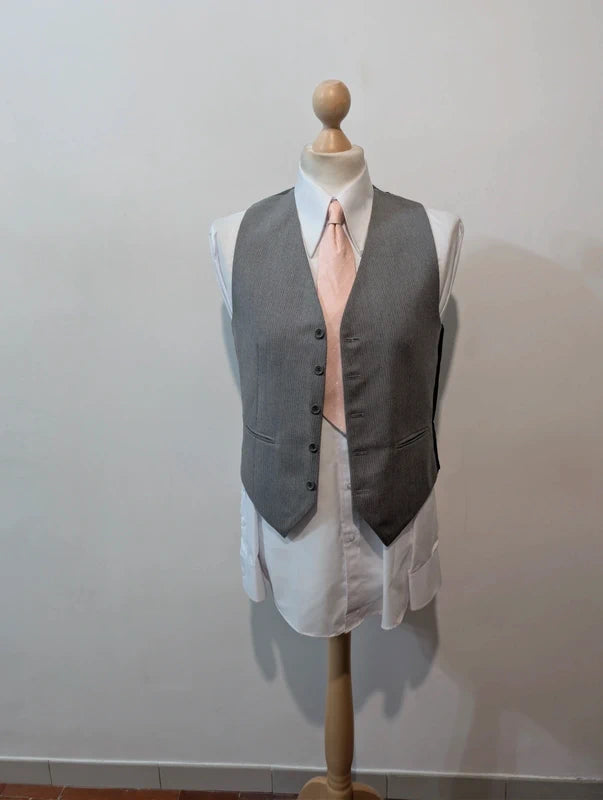 Eleganter dreiteiliger Nadelstreifenanzug aus Wolle
