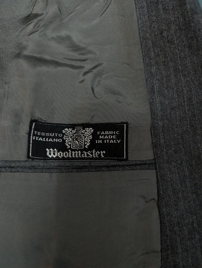 Formidabler Nadelstreifen-Dreiteiler aus Flanell