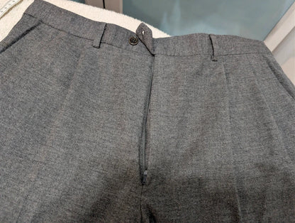 Eleganter Anzug aus grauer Wollflanell