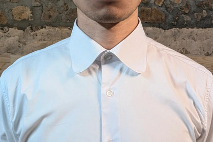 Round collar shirt with pin