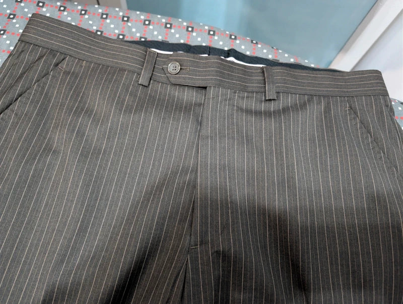 Prächtiger brauner Nadelstreifenanzug aus Wolle