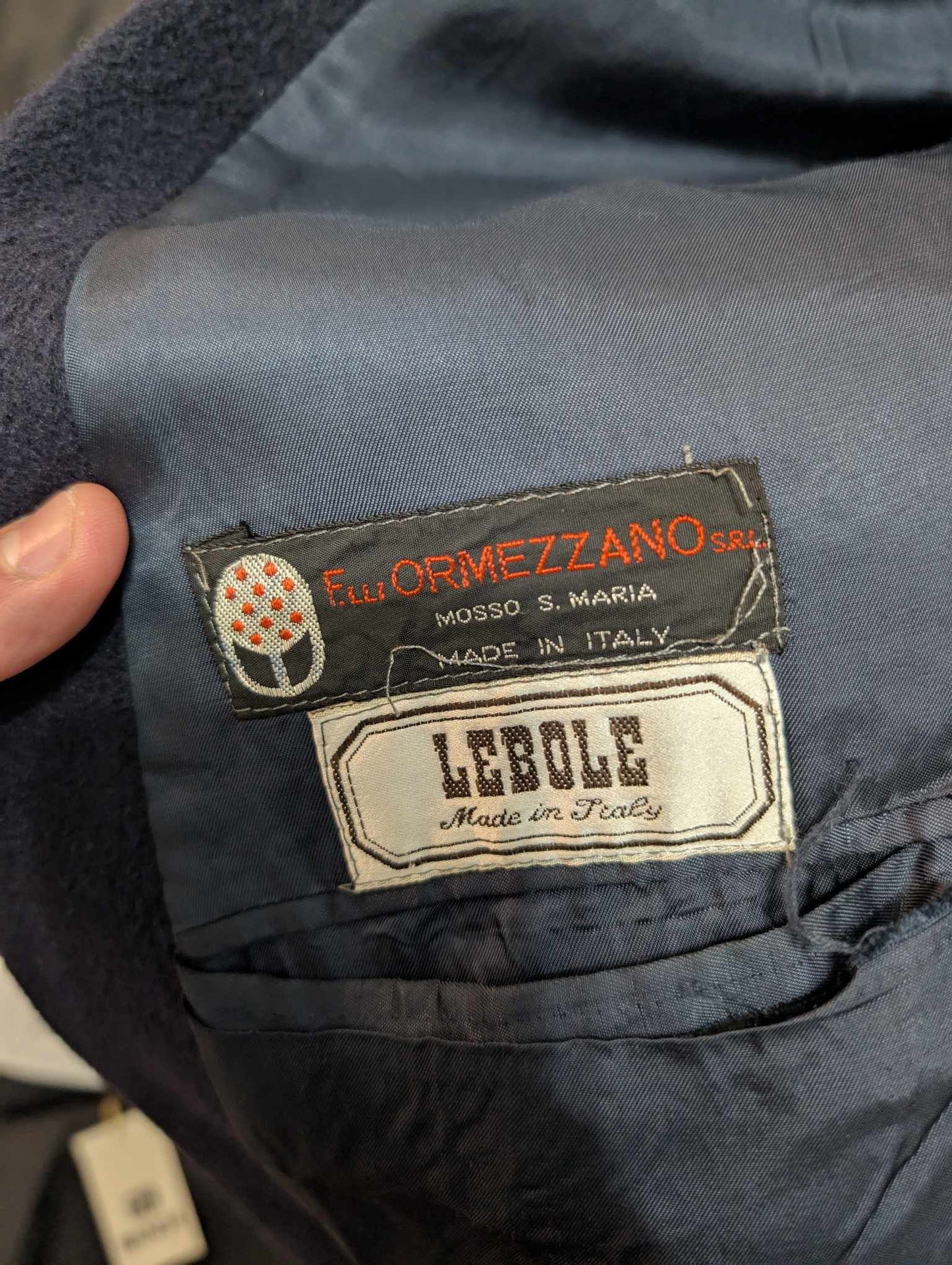 Élégant manteau croisés de couleur bleu marine en laine