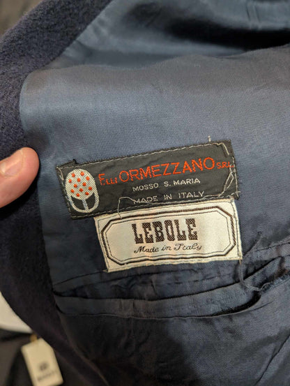 Élégant manteau croisés de couleur bleu marine en laine