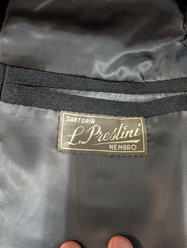 Exzellenter maßgeschneiderter grauer Wollanzug