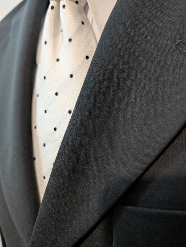 Klassischer schwarzer Anzug aus kalter Wolle