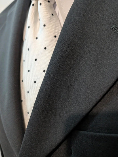 Klassischer schwarzer Anzug aus kalter Wolle