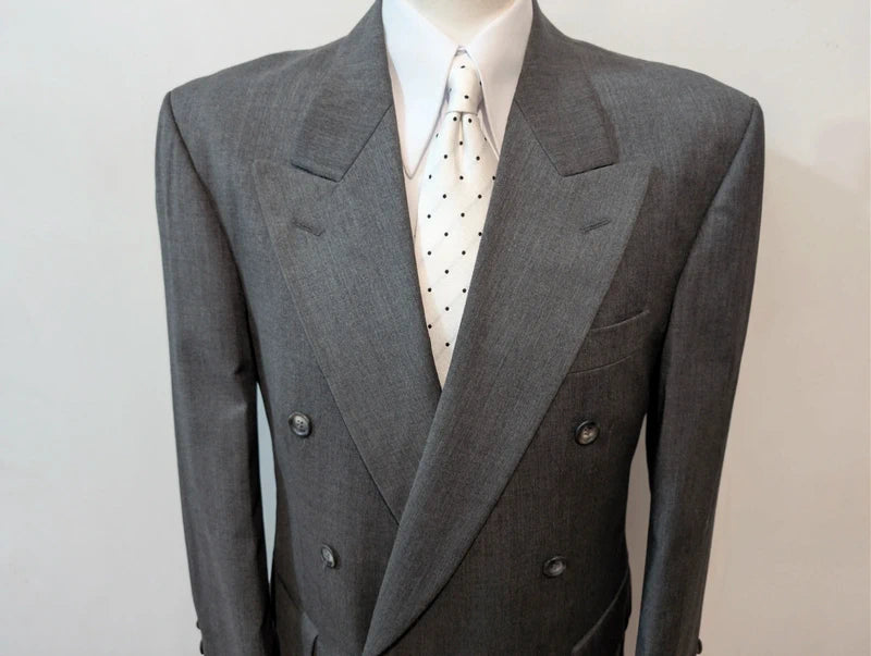 Toller zweireihiger grauer Wollanzug