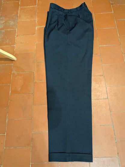 Mystérieux costume croisé de couleur bleu en laine