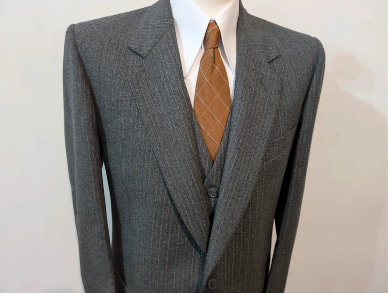 Außergewöhnlicher dreiteiliger Nadelstreifenanzug