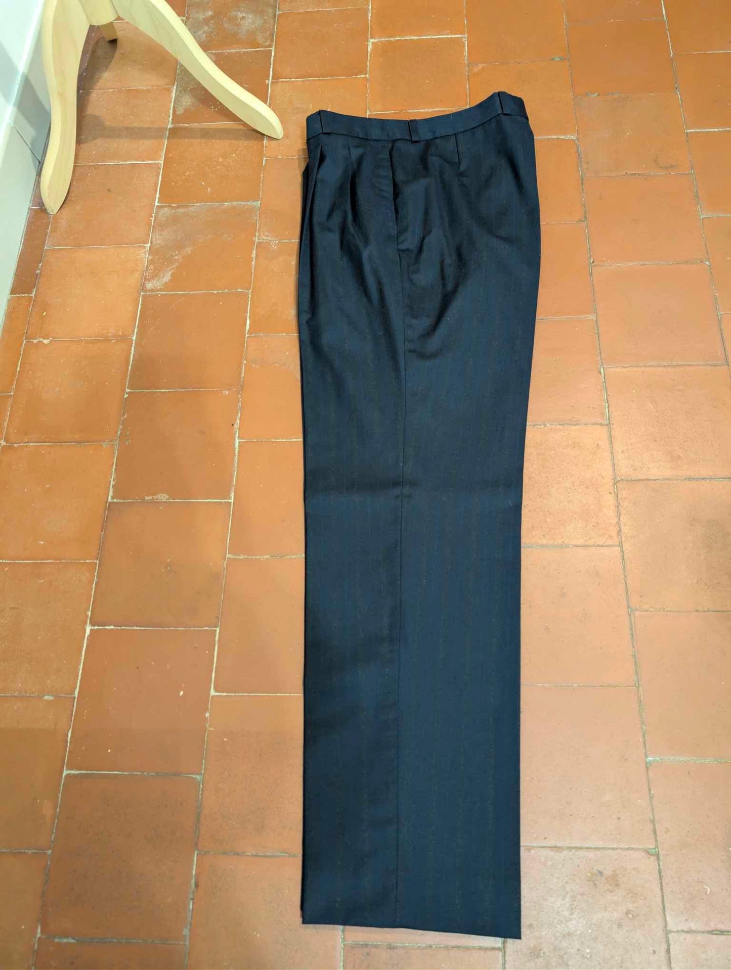Élégant costume croisé pinstripe en laine