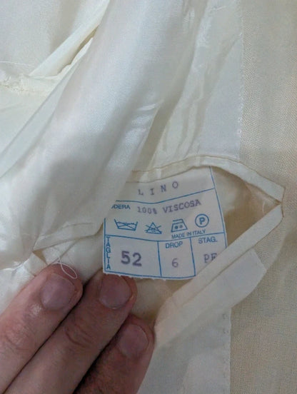 Lumineux costume crème en lin
