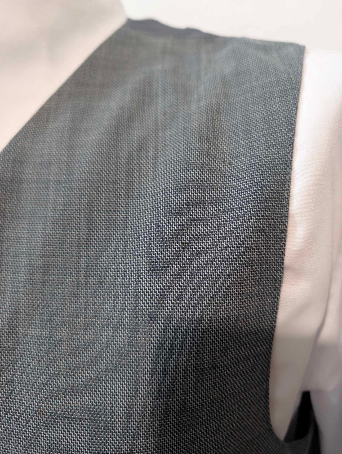 Schöner dreiteiliger grauer Wollanzug