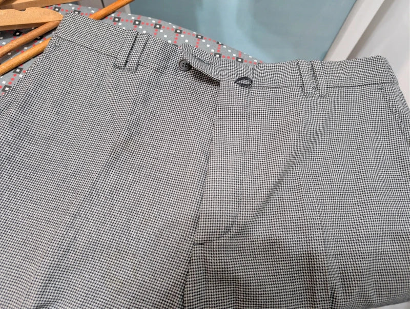 Gentil costume gris en pied de poule