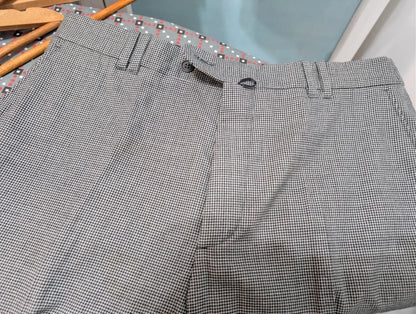 Gentil costume gris en pied de poule