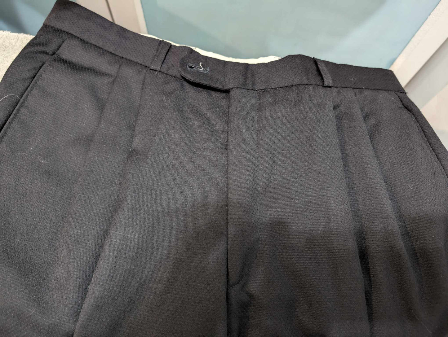 Sombre costume croisé noir en laine