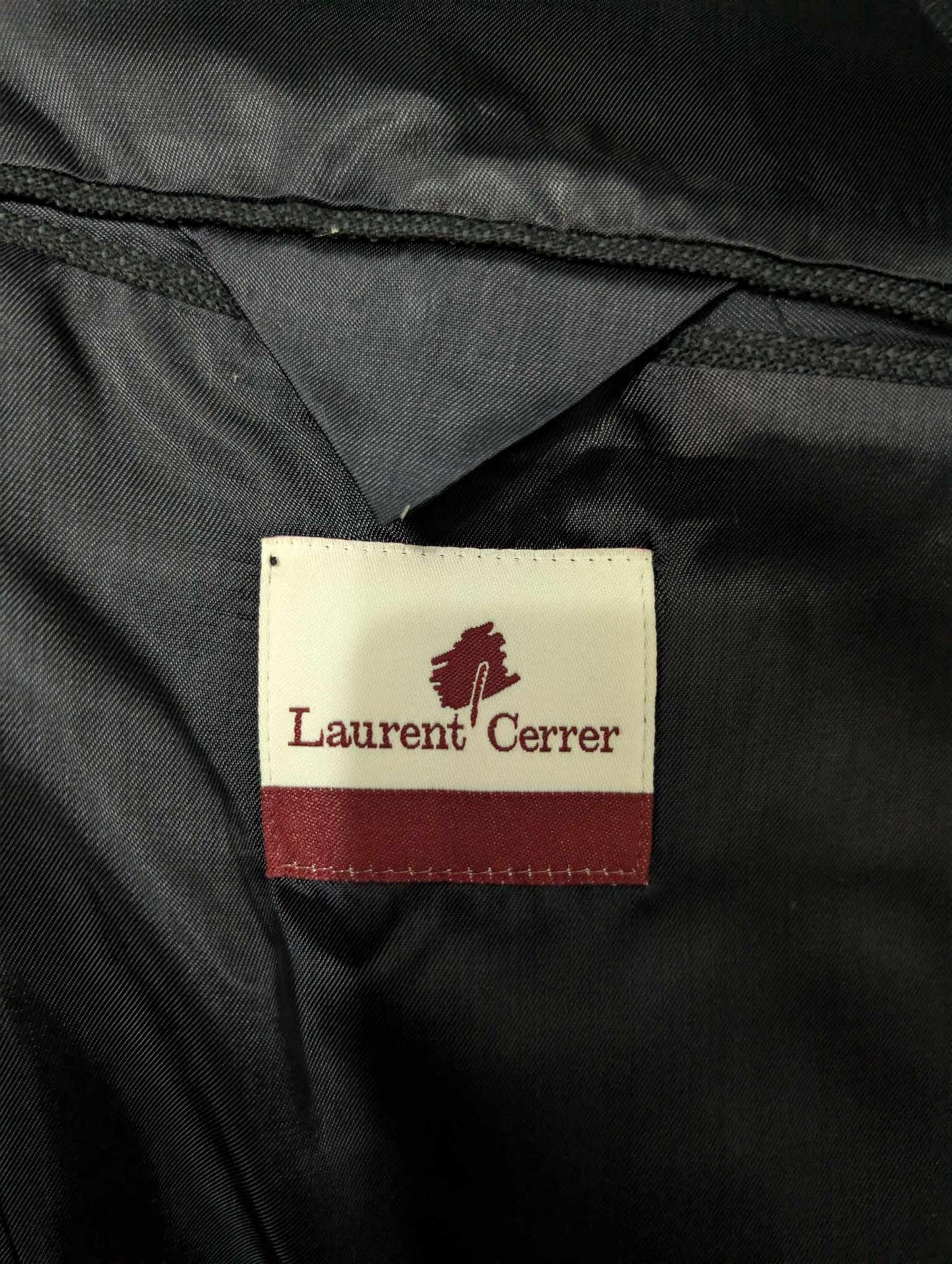 Majestueux costume croisé de couleur bleu marine en laine