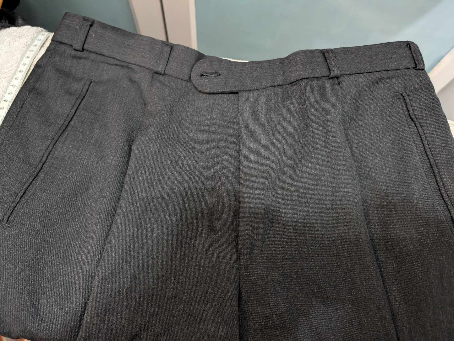 Costume croisé de couleur gris anthracite en laine