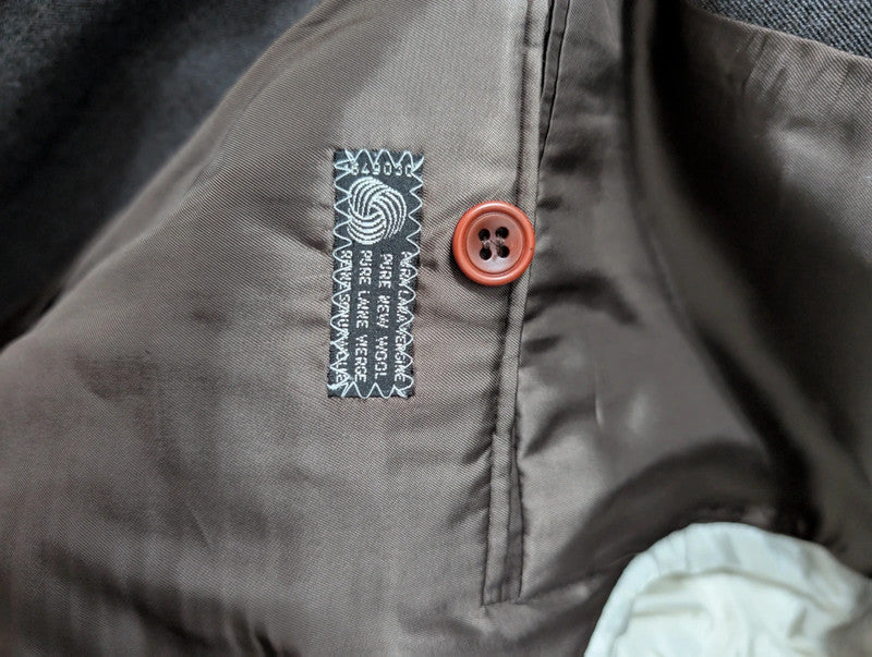 Élégant costume gris a rayure en laine