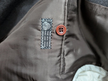 Élégant costume gris a rayure en laine