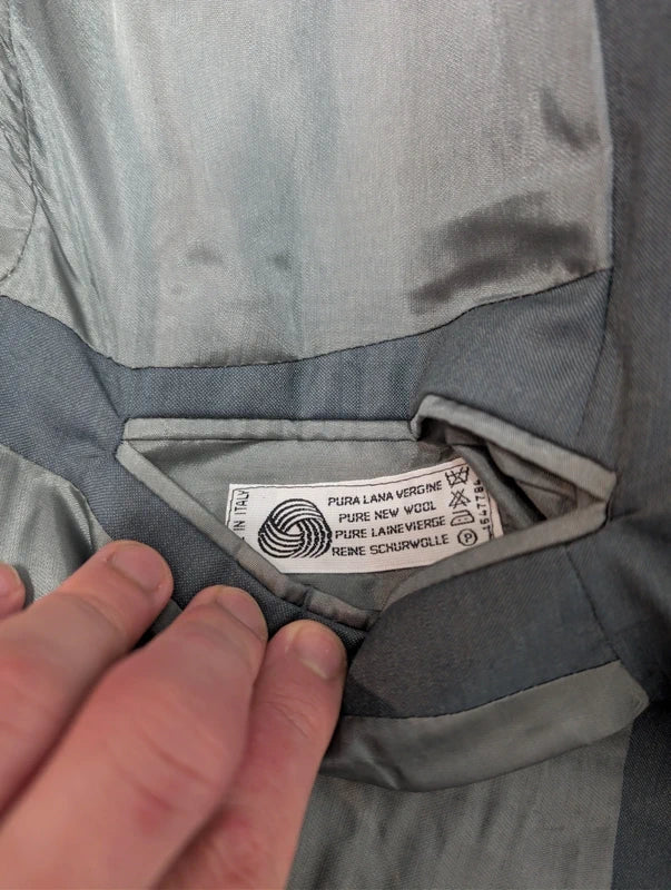 Leichter, zweireihiger blauer Anzug aus heller Wolle