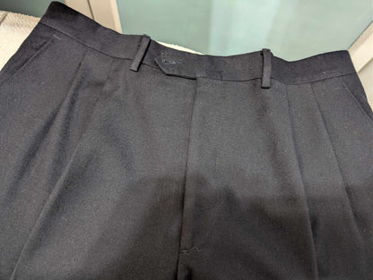 Sublime costume de couleur bleu marine en flanelle lourdes