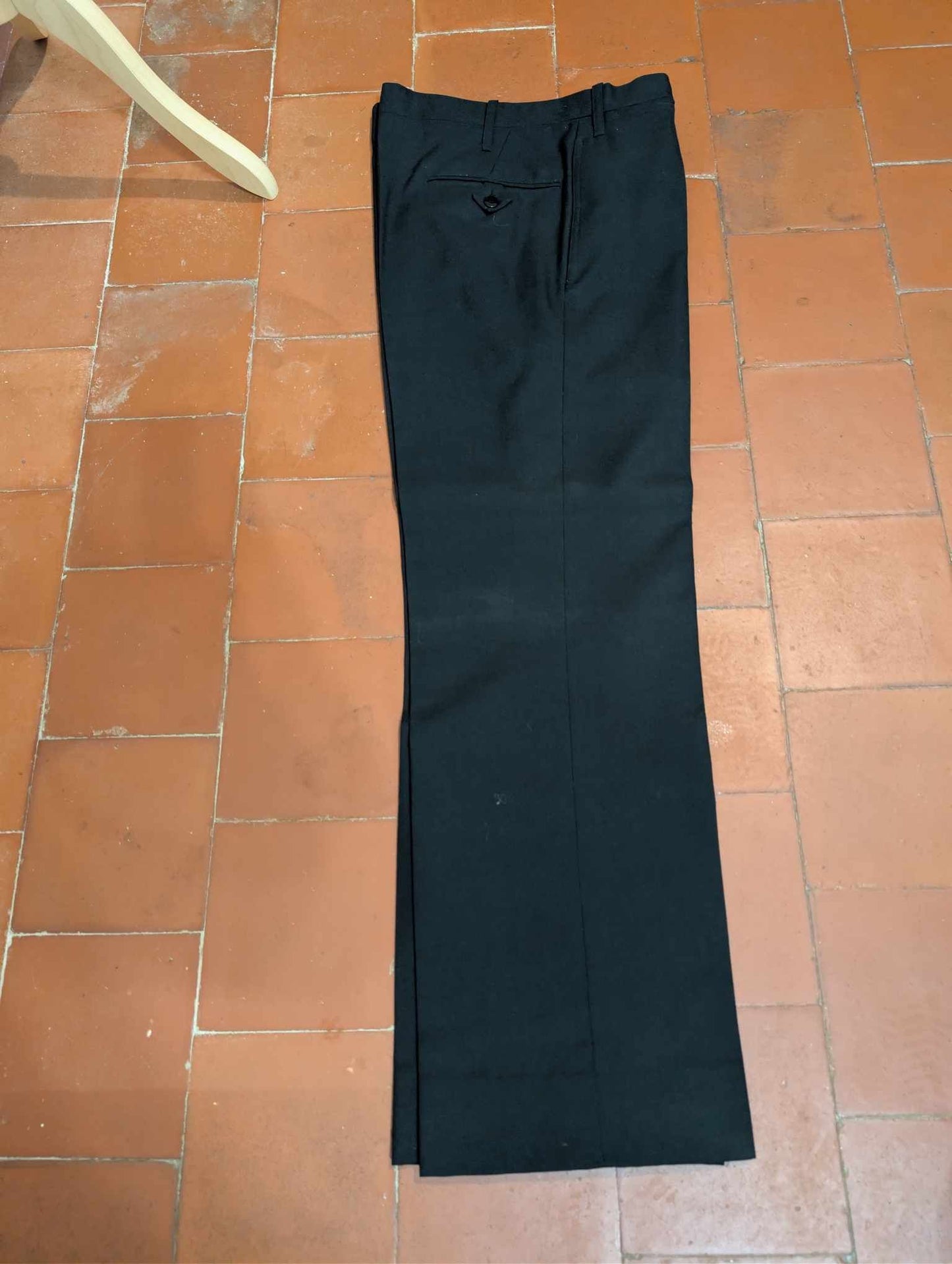 Sombre costume croisé de couleur noire en laine