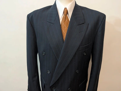 Cooler, zweireihiger, gestreifter Wollanzug