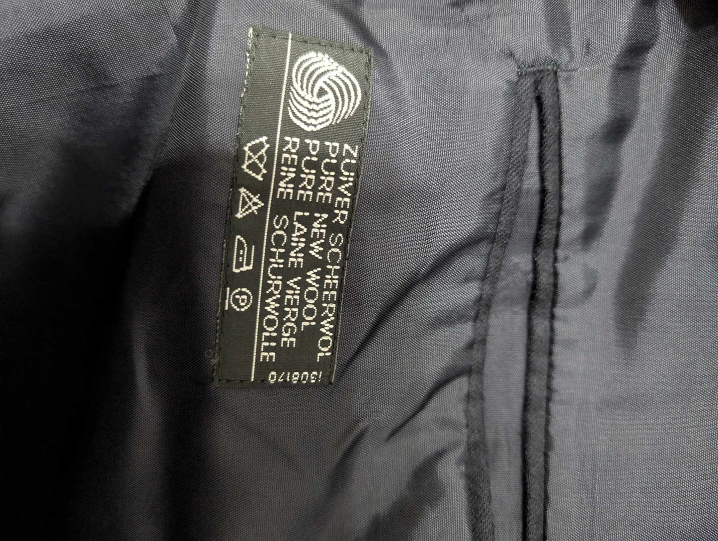 Élégant costume croisé bleu marine en flanelle de laine