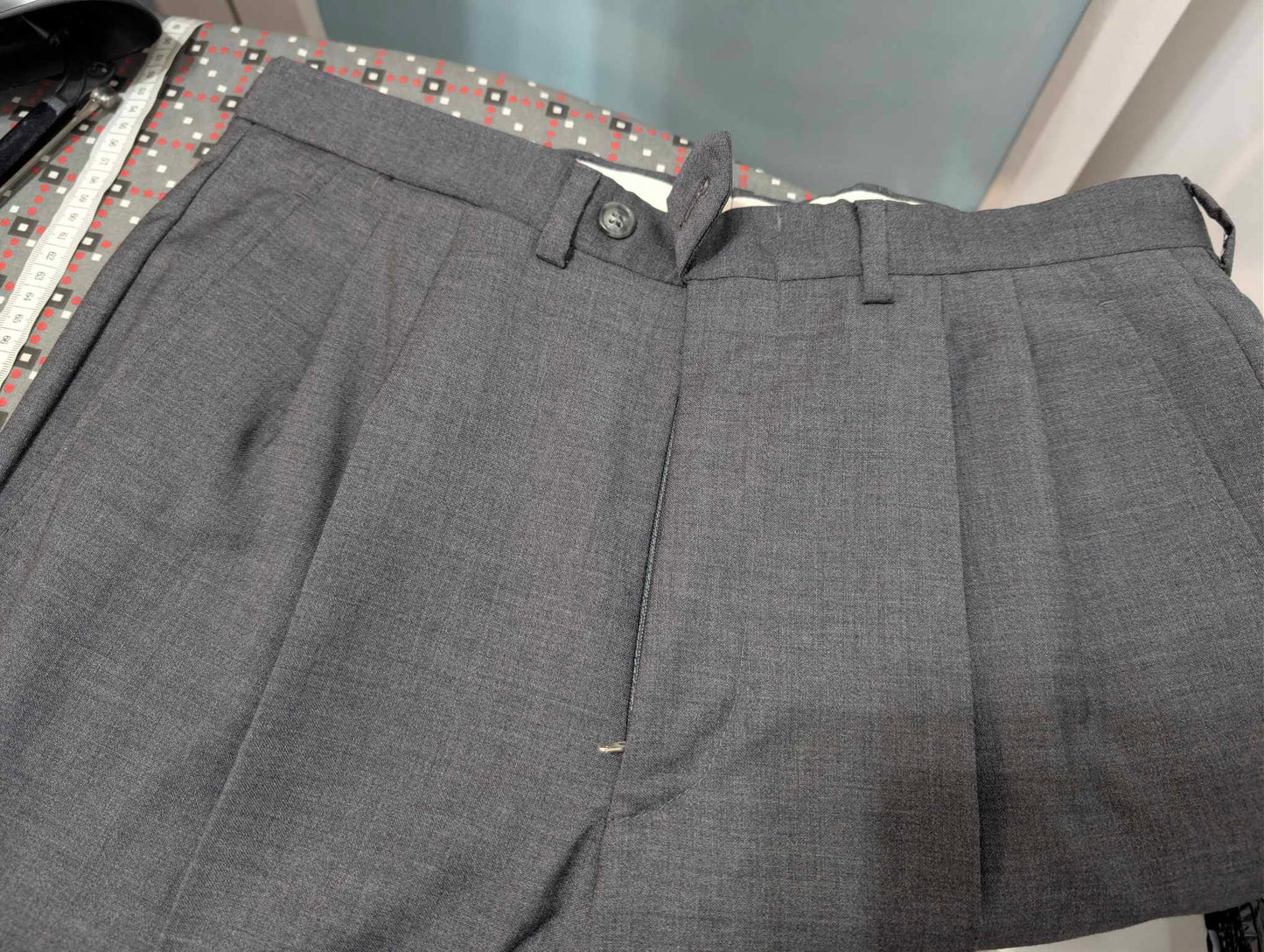 Eleganter dreiteiliger grauer Wollanzug