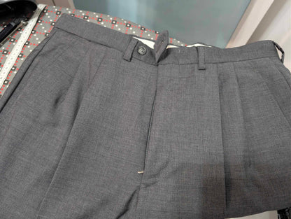 Eleganter dreiteiliger grauer Wollanzug