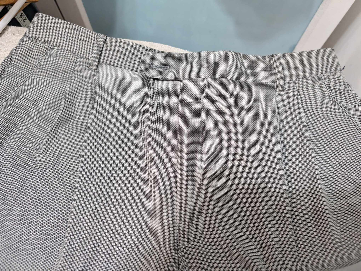 Gentil costume gris à motif pied de poule