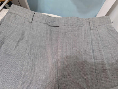 Gentil costume gris à motif pied de poule