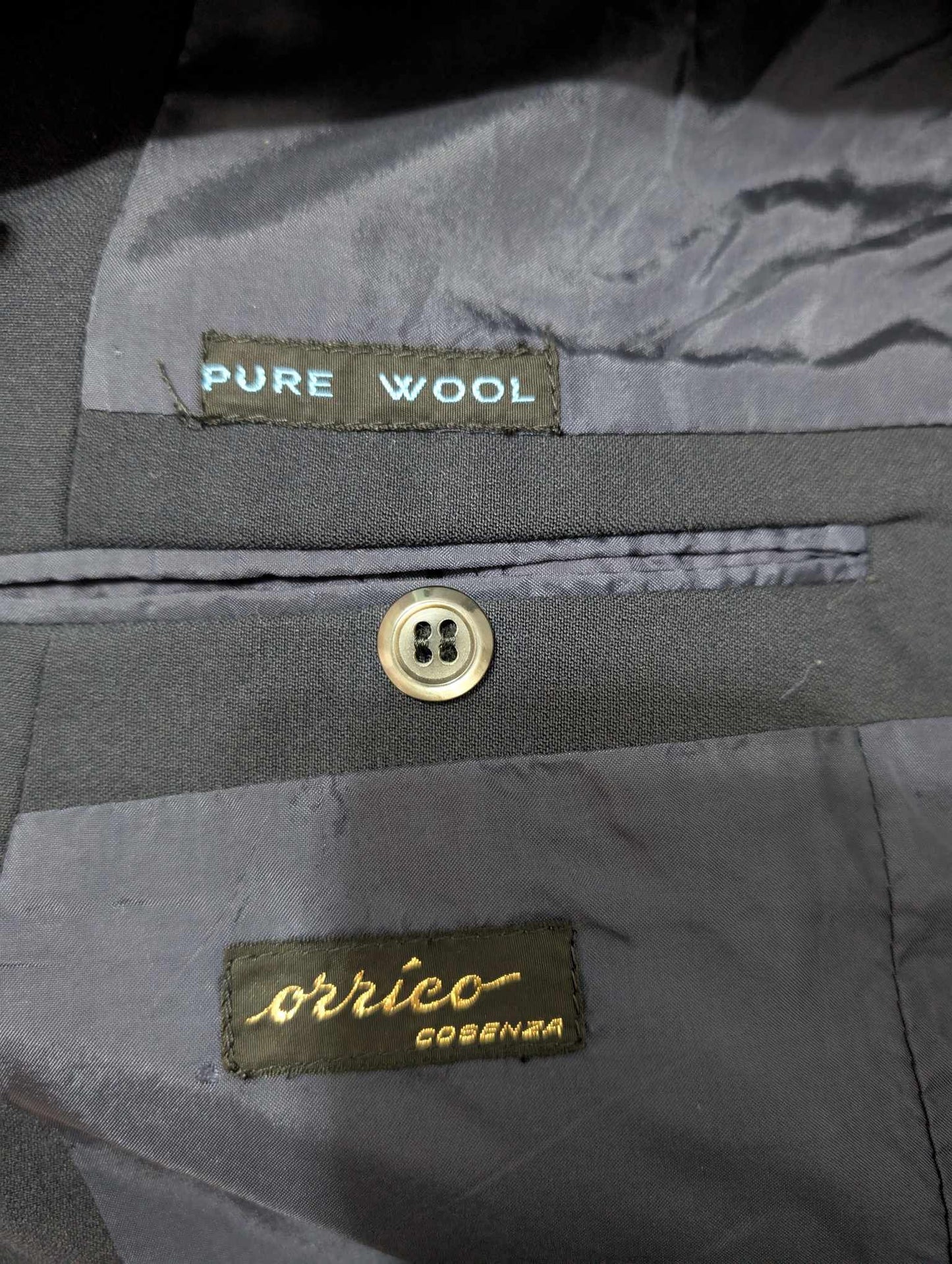 Fabuleux costume croisé de couleur bleu marine en laine épaisse