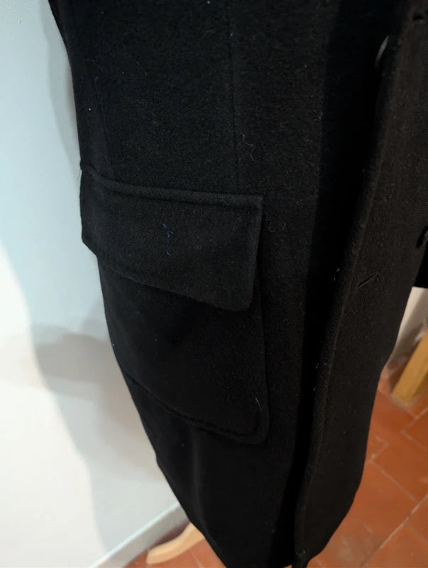 Schöner schwarzer Polomantel