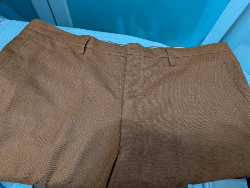 Unglaubliches rostbraunes Kostüm