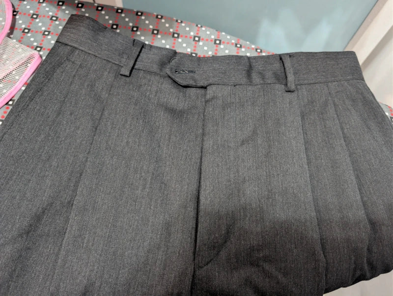 Klassischer grauer Wollanzug